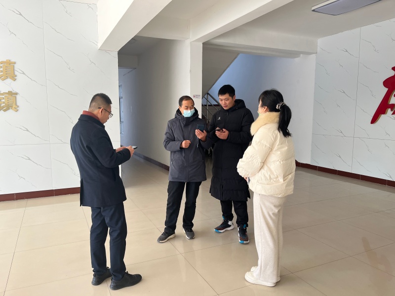 新袁镇农业产业强镇项目组在新袁镇人民政府与新袁镇农村工作办公室领导进行现场沟通交流.jpg
