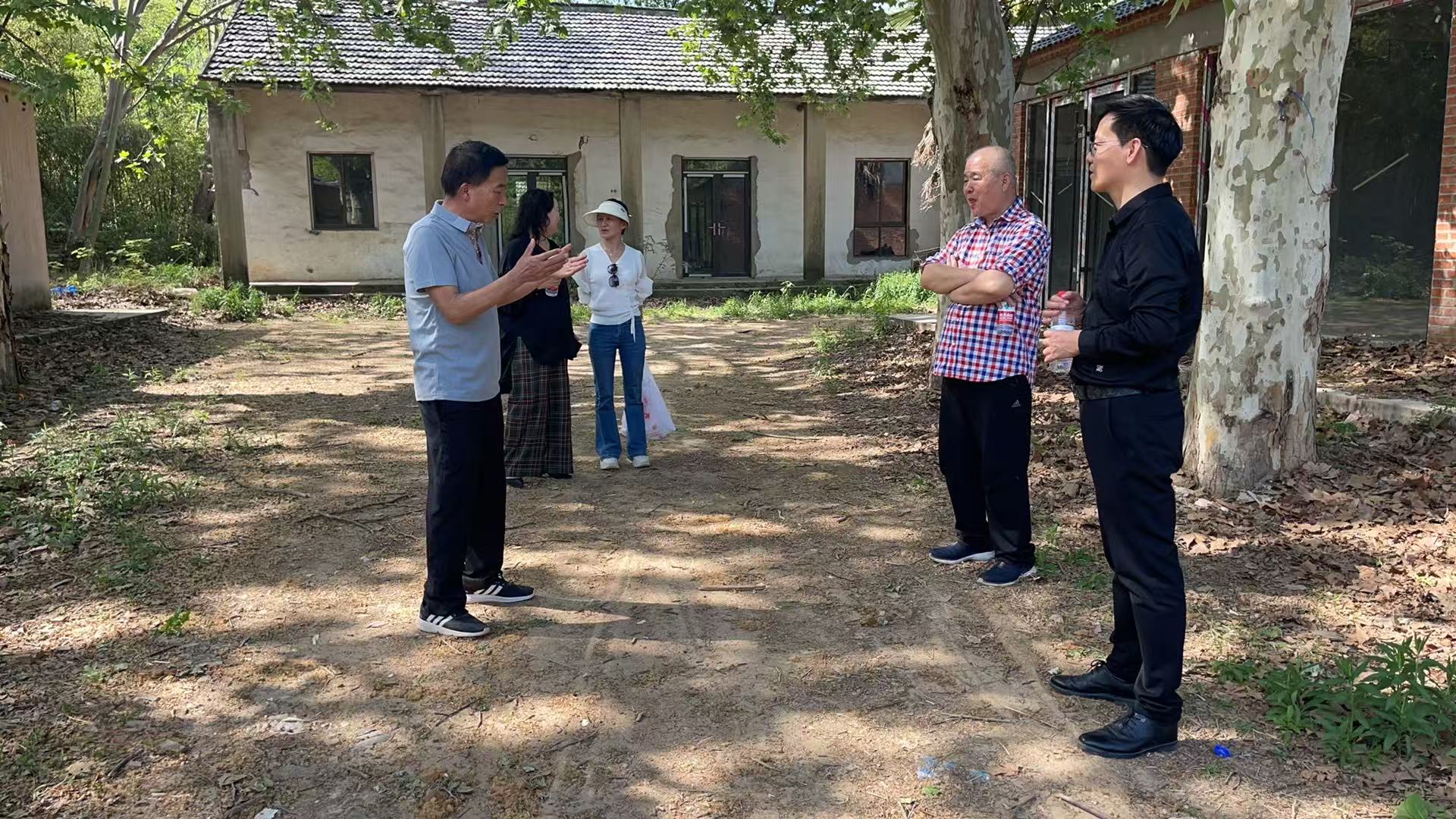 百峰茶博园与建筑设计团队现场沟通.jpg
